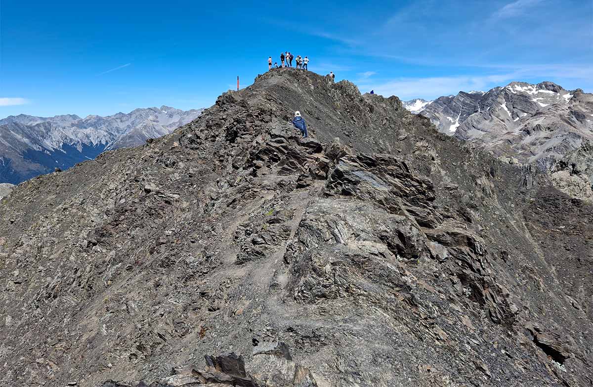 People on top of the final ridge towards Avalanche Peak.
