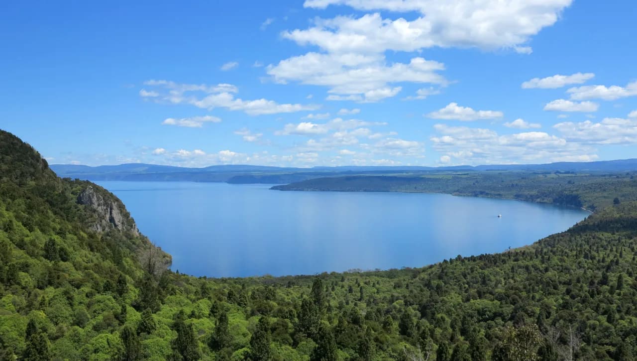 Looking down into Kawakawa Bay from the K2K track: Kawakawa Bay viewed from the K2K track.