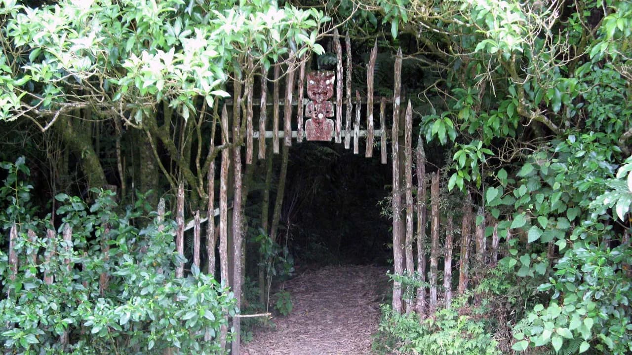 Opapaka Pa walk: Carved entrance to Opapaka Pa walk.