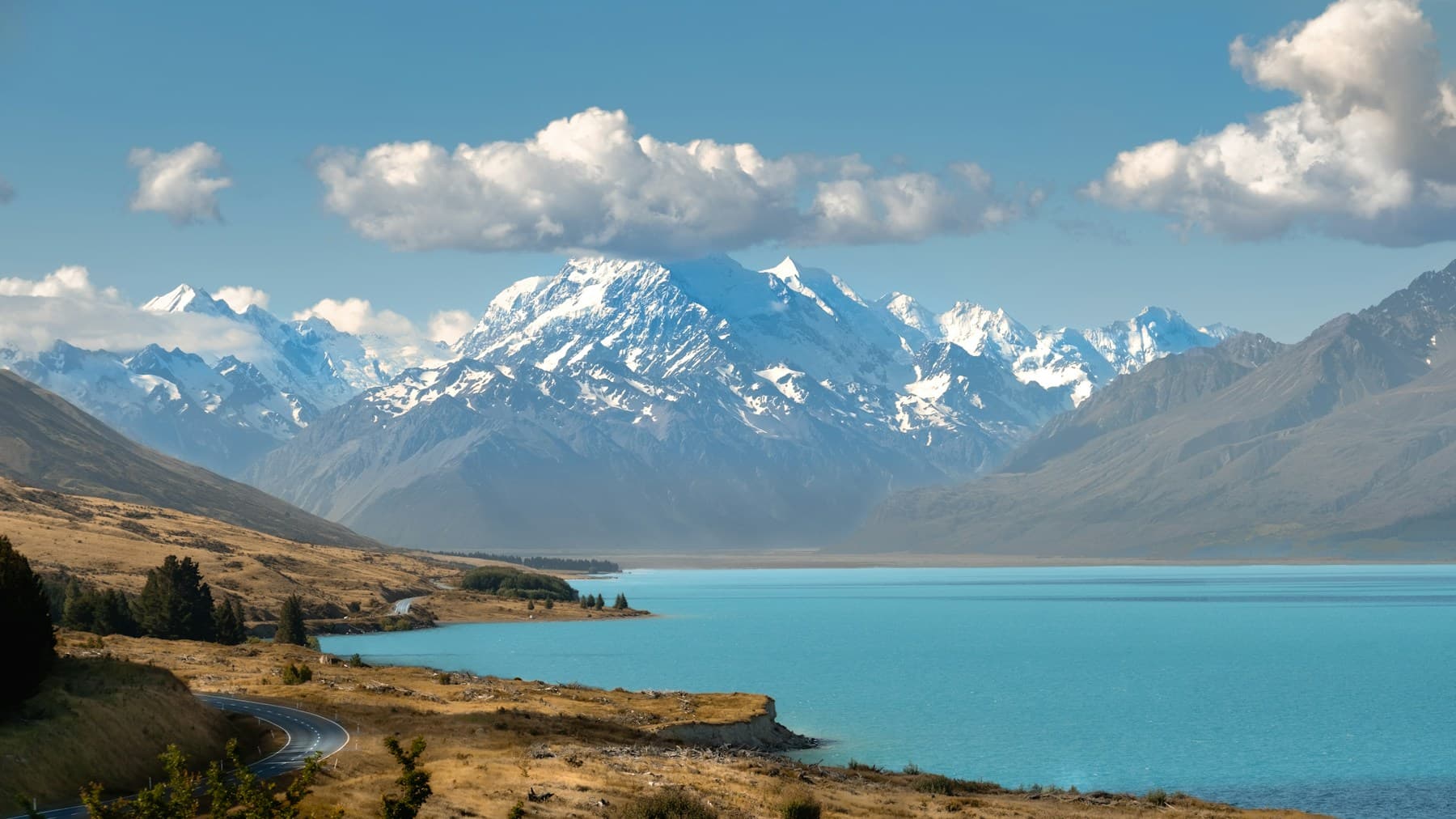 Aoraki / Mount Cook and the turquoise water of Lake Pukaki