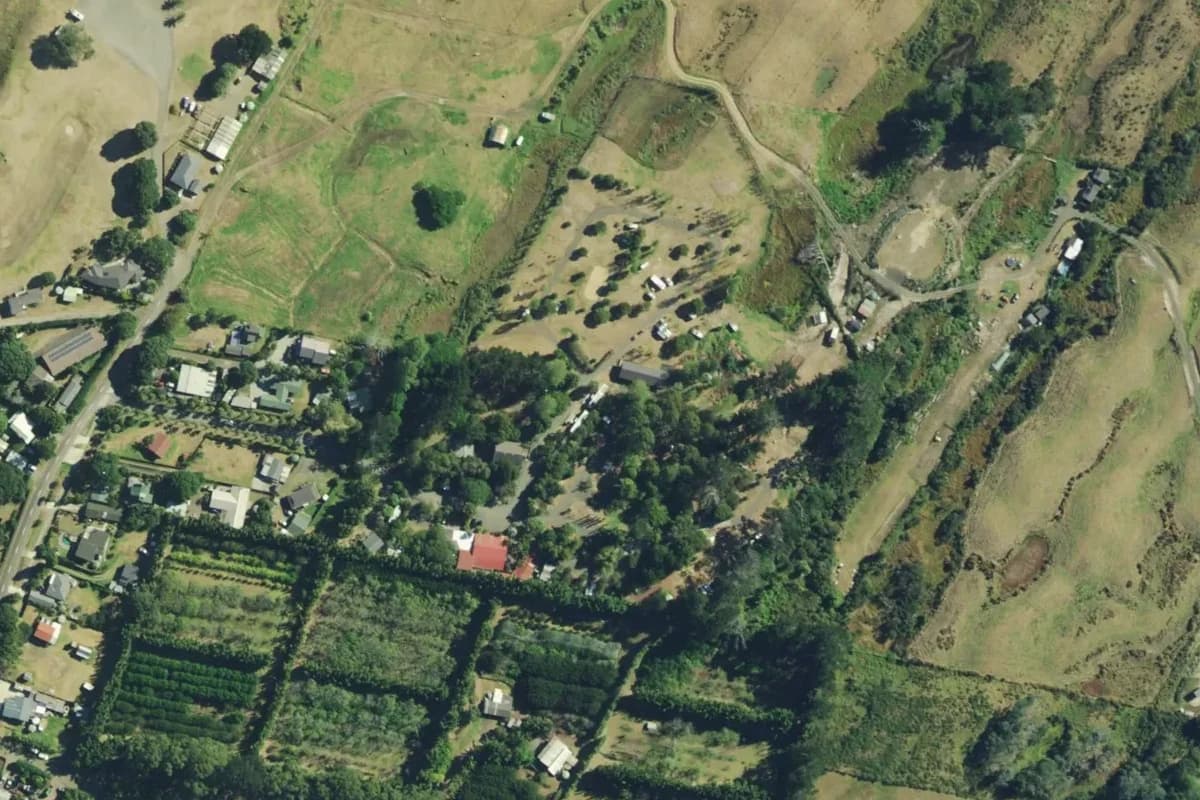 Aerial view of Ahipara TOP 10 Holiday Park and its immediate surroundings, from the 2023-2025 LINZ imagery survey.