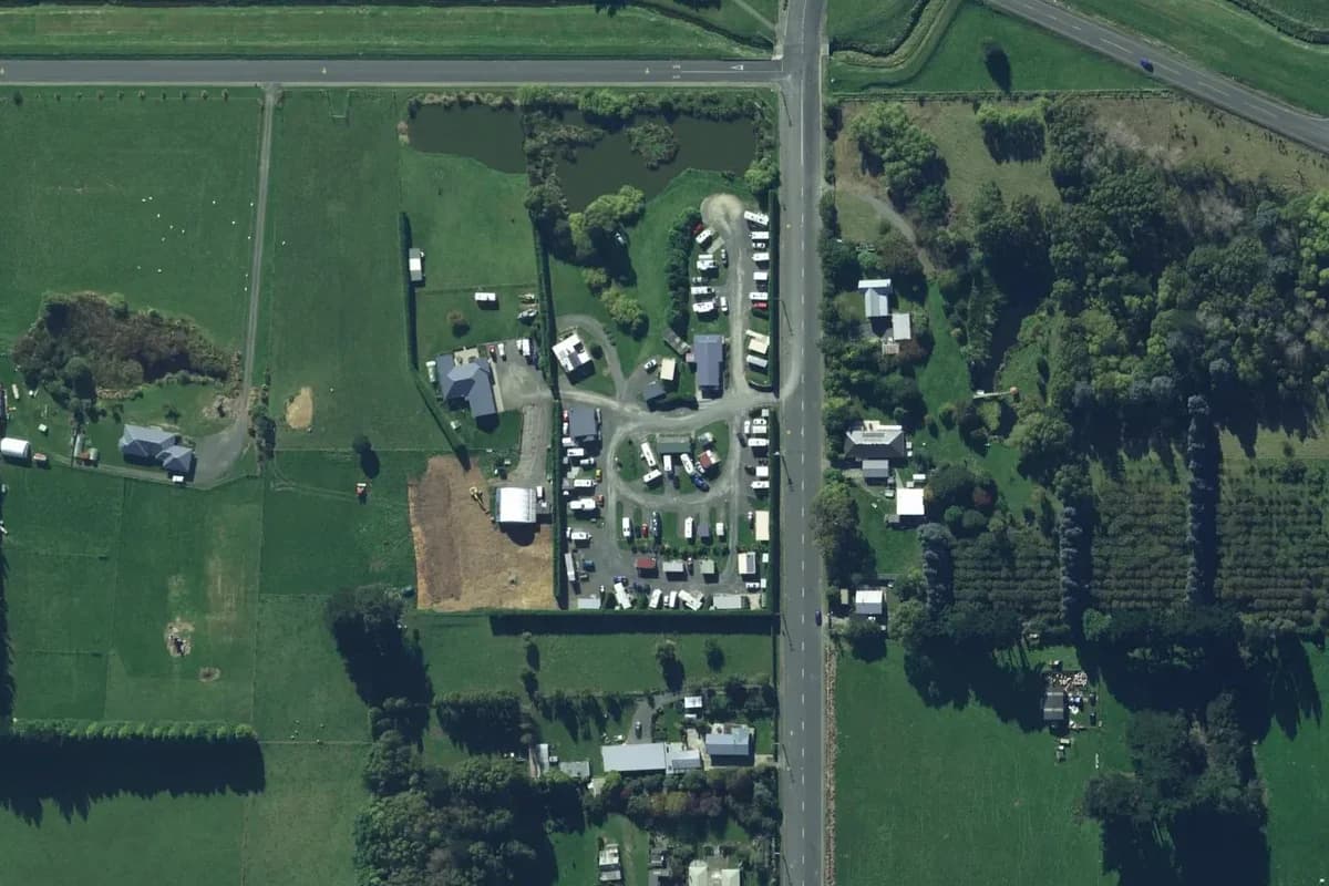 Aerial view of Amble On Inn Holiday Park and its immediate surroundings, from the 2023-2024 LINZ imagery survey.