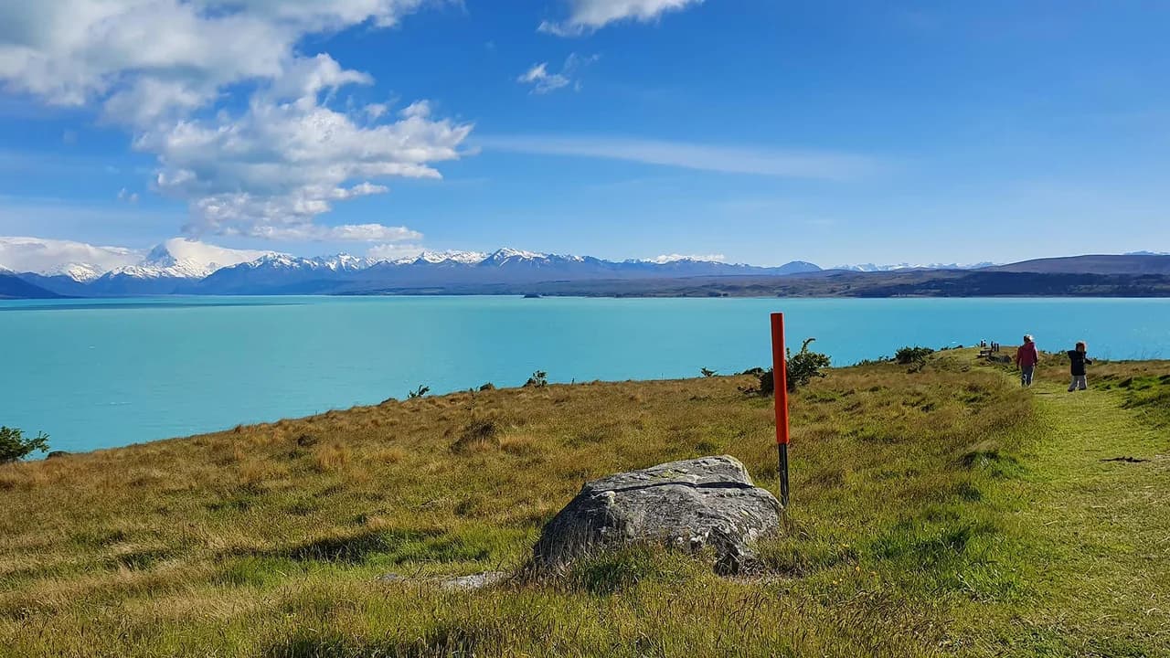 Overlooking Lake Pukaki: Track marker overlooking Lake Pukaki.