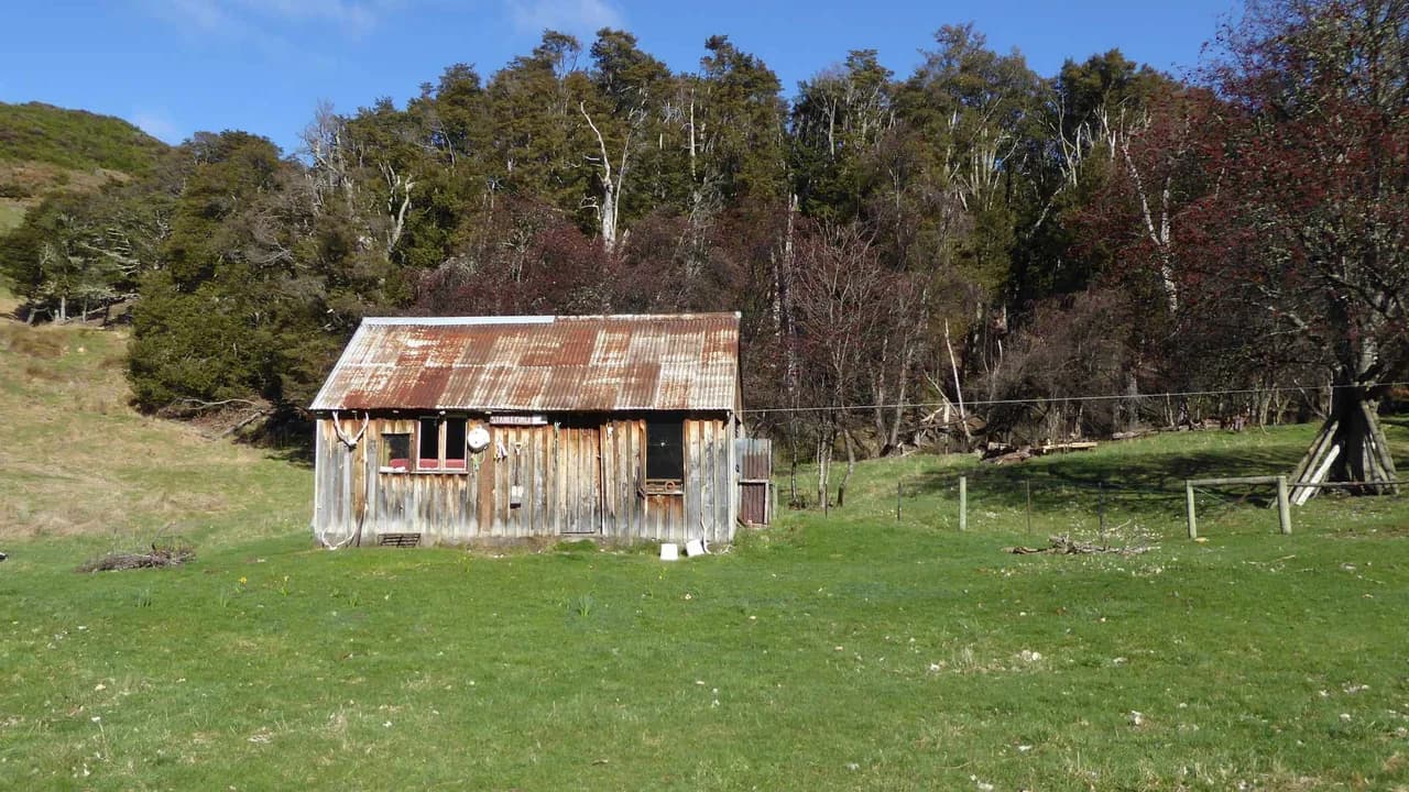 Stanley Vale Hut: Stanley Vale Hut on the route.