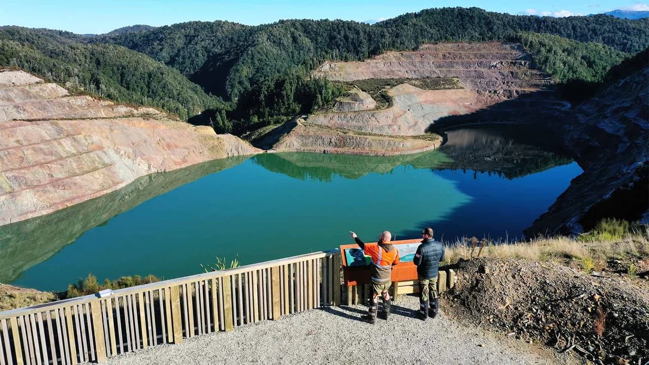 Tamatahia Te Whenua Track: Visitors at the Tamatahia Te Whenua viewing platform.